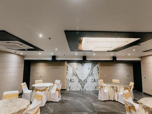 Hotel Emerald Inn Bhopal Bagian luar foto