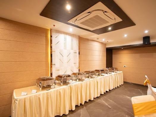 Hotel Emerald Inn Bhopal Bagian luar foto